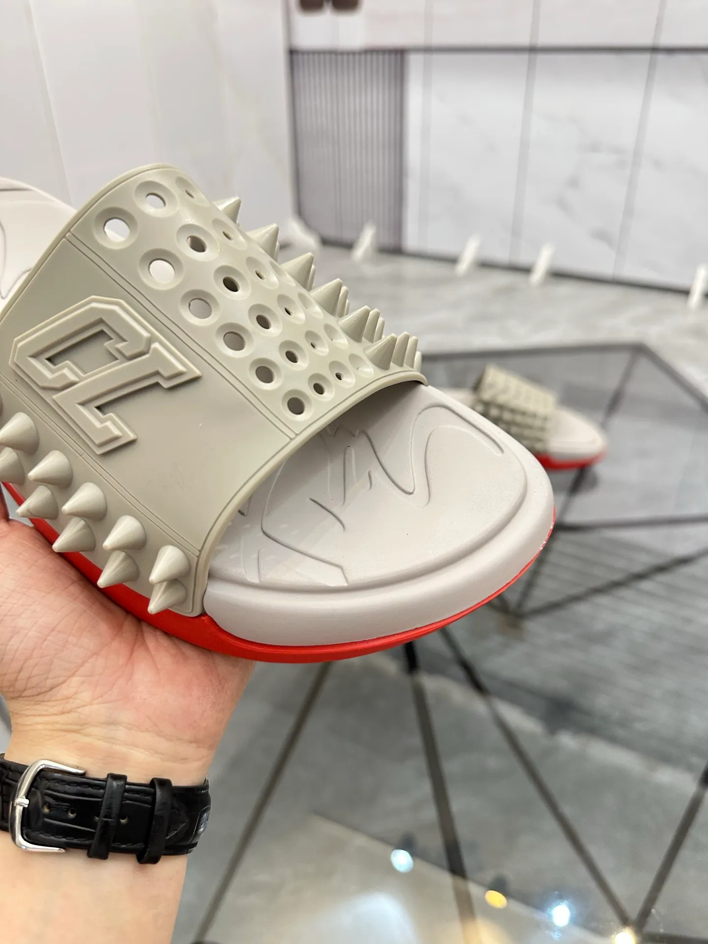 Men's shoes: 💰P300¥ Product trademark: CL red-soled shoes* "CL*" slippers Regular size: 38-44 (men's 45.46 can be customized) Product materials: imported cowhide upper, professional 5D craftsmanship, high-end rivets, sheepskin lining, original outsole. Number: 789